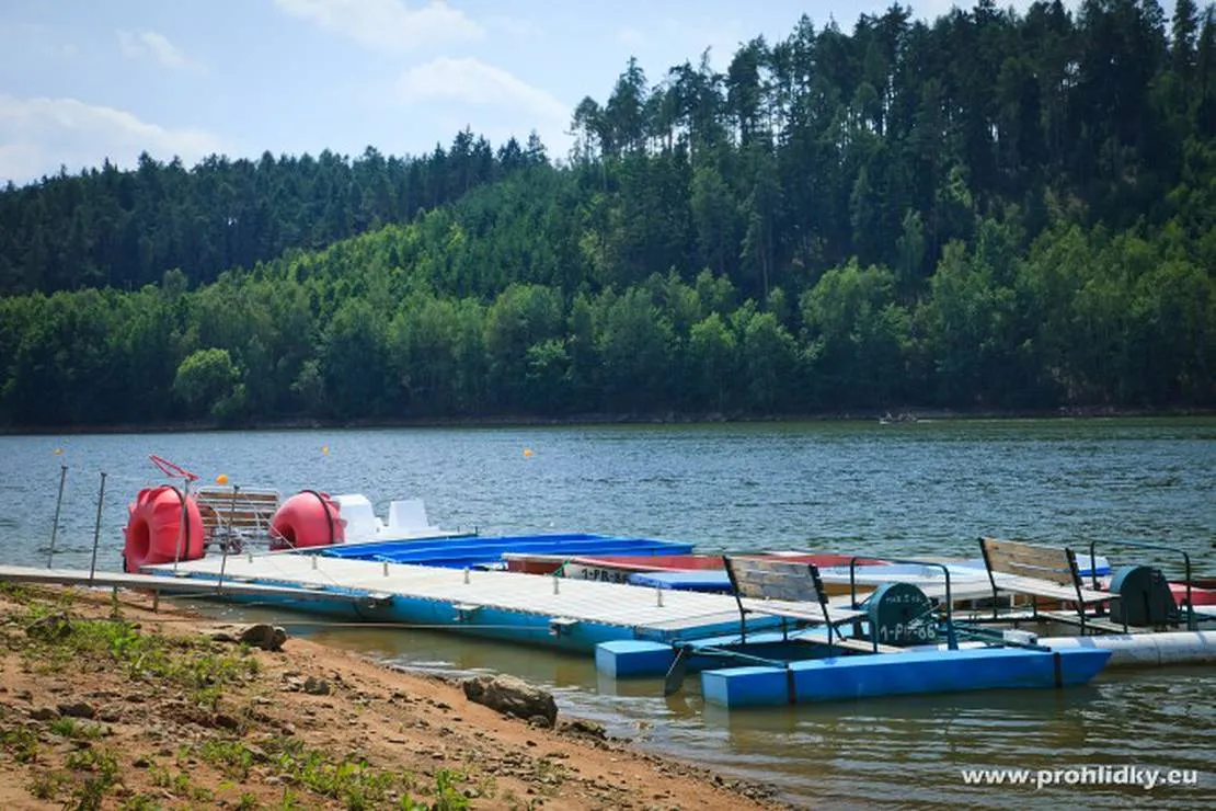autokemp-wilsonka-na-dalesicke-prehrade-hartvikovice-66gbu