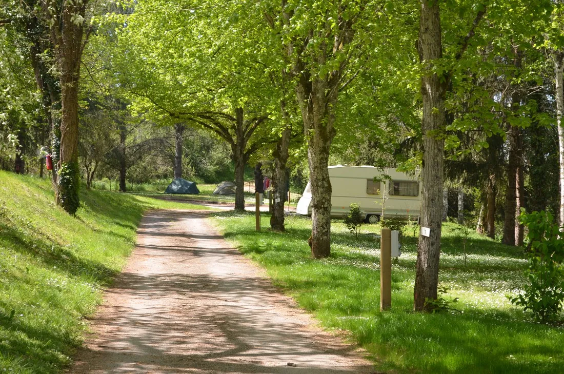les-jardins-de-labbaye-le-buisson-de-cadouin-dordogne-vw7bc