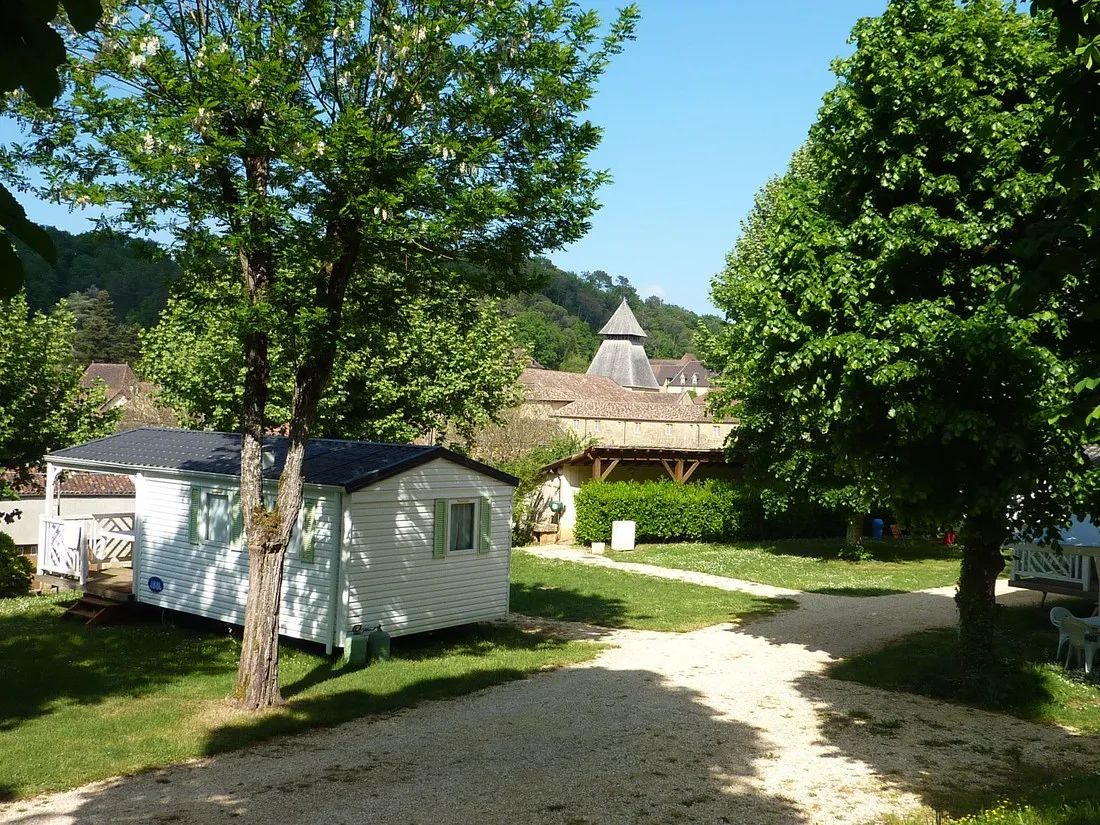 les-jardins-de-labbaye-le-buisson-de-cadouin-dordogne-vx9pe