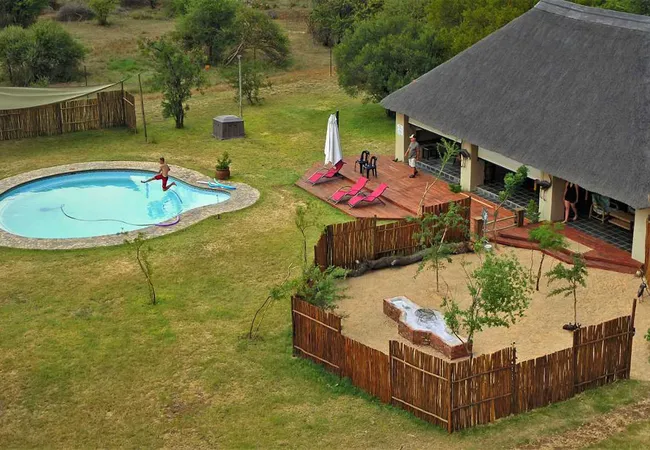 thorn-tree-bush-camp-dinokeng-game-reserve-northern-gauteng-gz3ux
