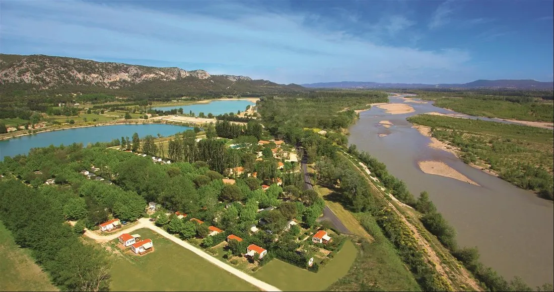 les-rives-du-luberon-cheval-blanc-mnyqi
