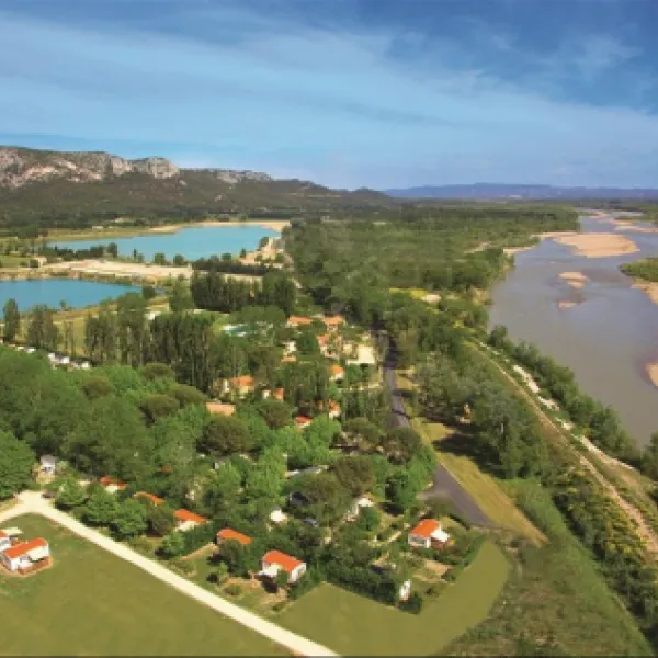 les-rives-du-luberon-cheval-blanc-mnyqi