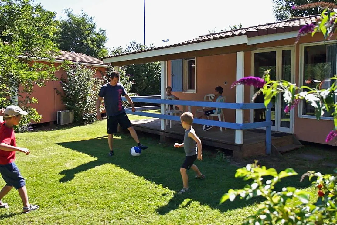 le-hameau-des-genets-montlaur-yojhu