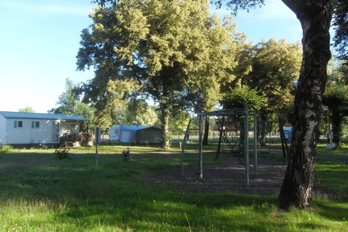 camping-intercommual-le-patis-les-aynans-apf68