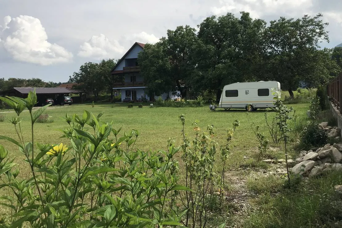 camping-la-gradina-comanesti-qcvny