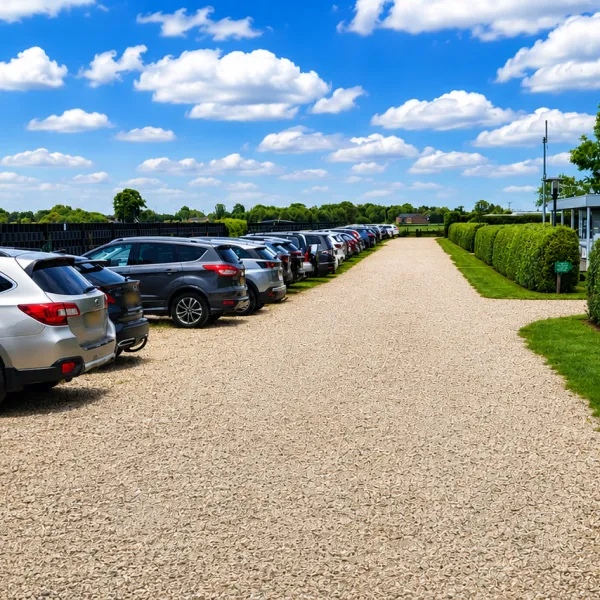 Parkeerplaats met geparkeerde auto's