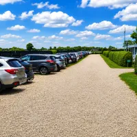 Parkeerplaats met geparkeerde auto's