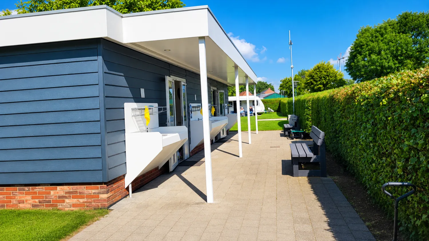 Moderne campingfaciliteit op zonnige dag