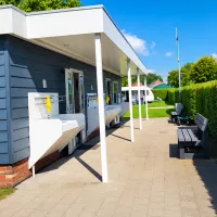 Moderne campingfaciliteit op zonnige dag