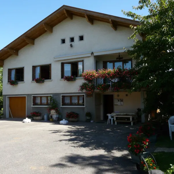 camping-aire-naturelle-la-bergerie-la-balme-de-sillingy-3q90d