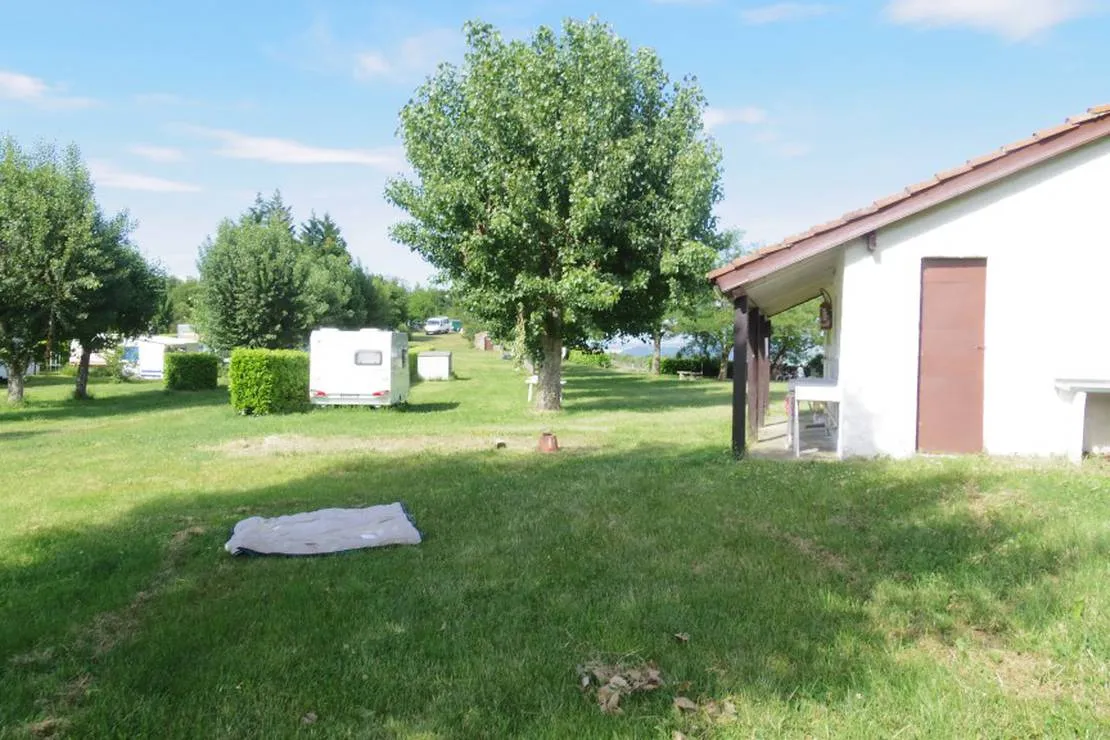 camping-aire-naturelle-de-bertholat-pierre-chavanay-orqqo