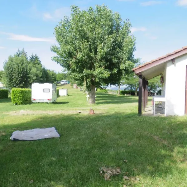 camping-aire-naturelle-de-bertholat-pierre-chavanay-orqqo