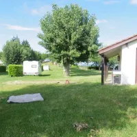 camping-aire-naturelle-de-bertholat-pierre-chavanay-orqqo