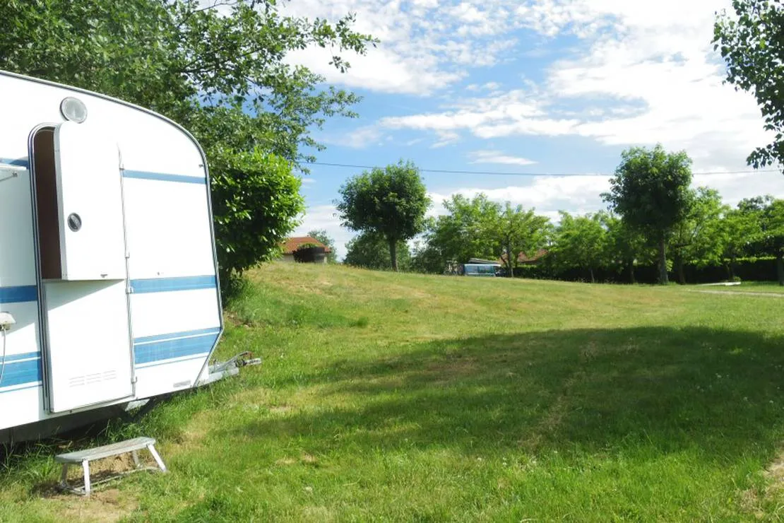 camping-aire-naturelle-de-bertholat-pierre-chavanay-tqmgs