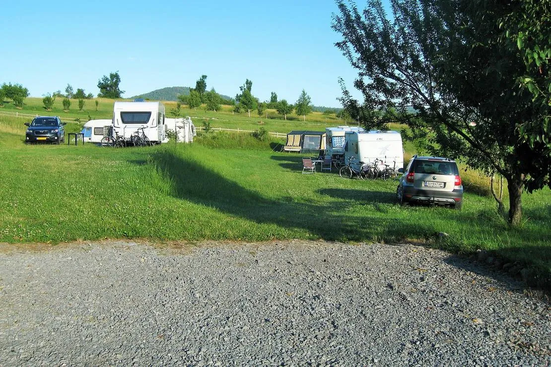 camping-na-meji-pivka-4bbsh