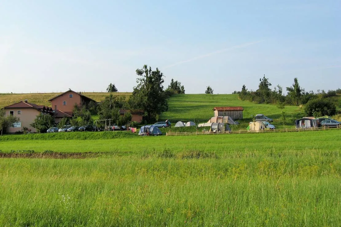 camping-na-meji-pivka-b6oxt
