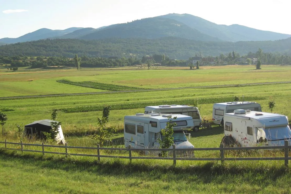 camping-na-meji-pivka-fdnvw
