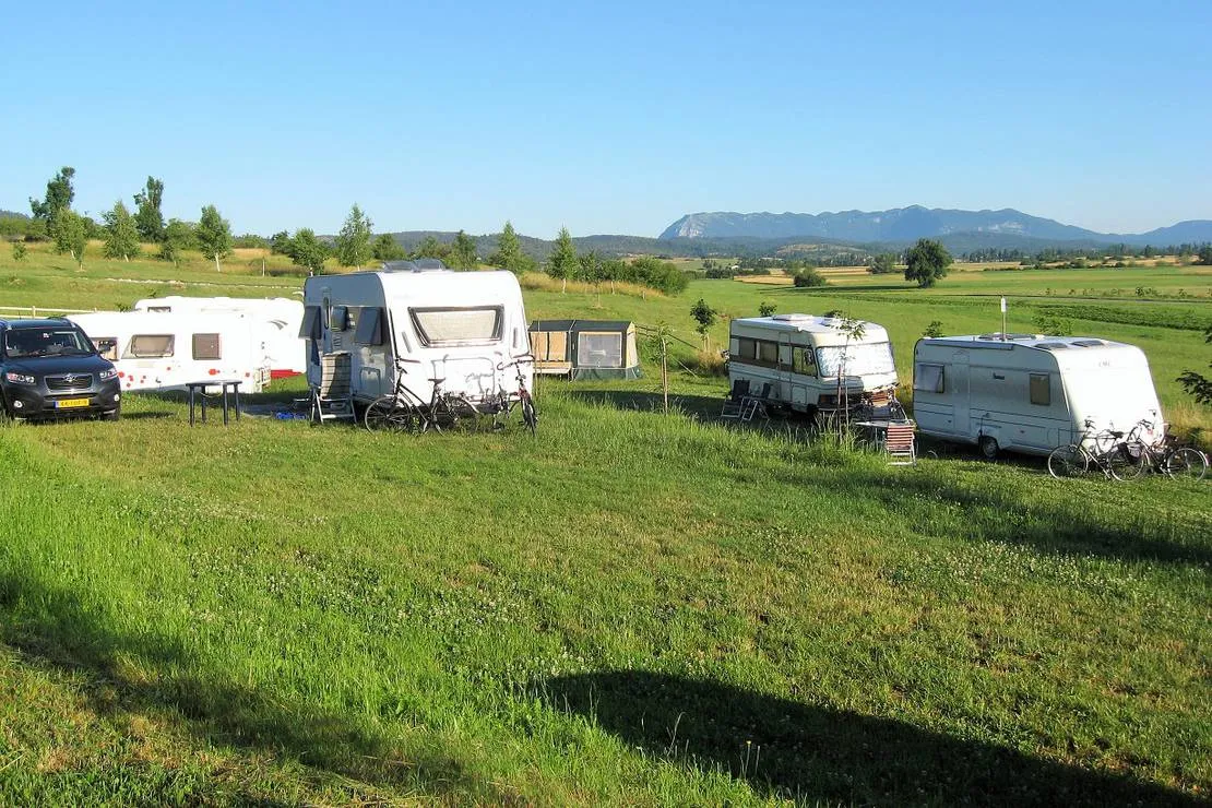 camping-na-meji-pivka-ijpkg
