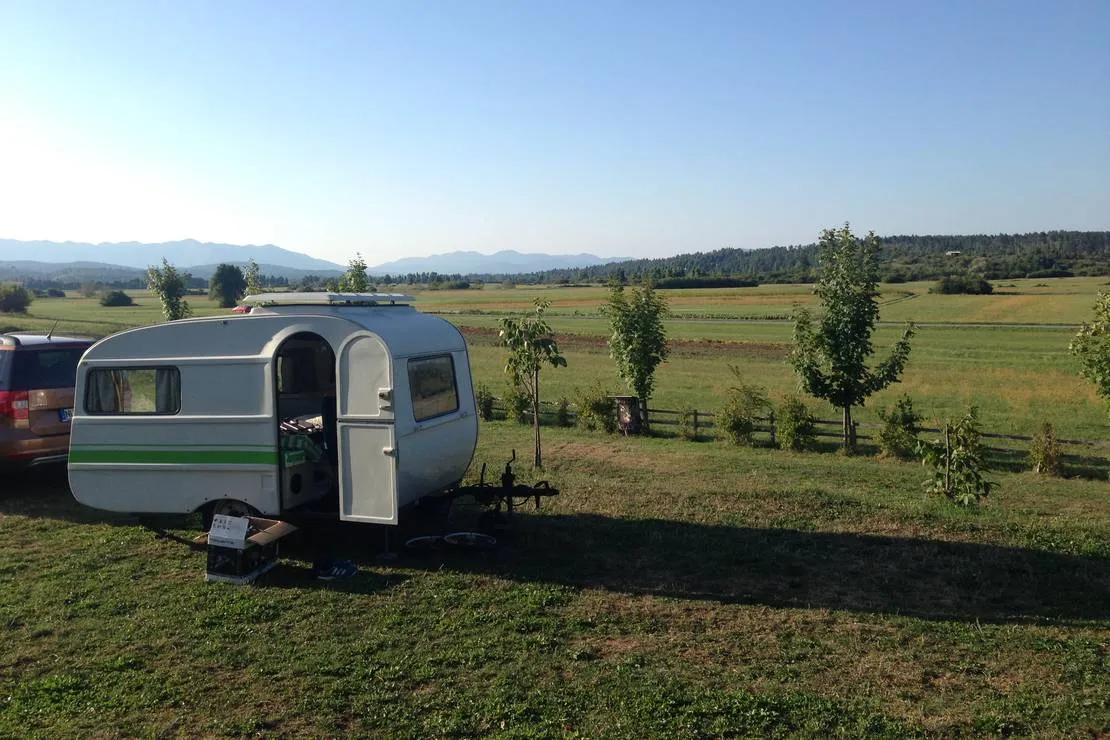 camping-na-meji-pivka-j26lg