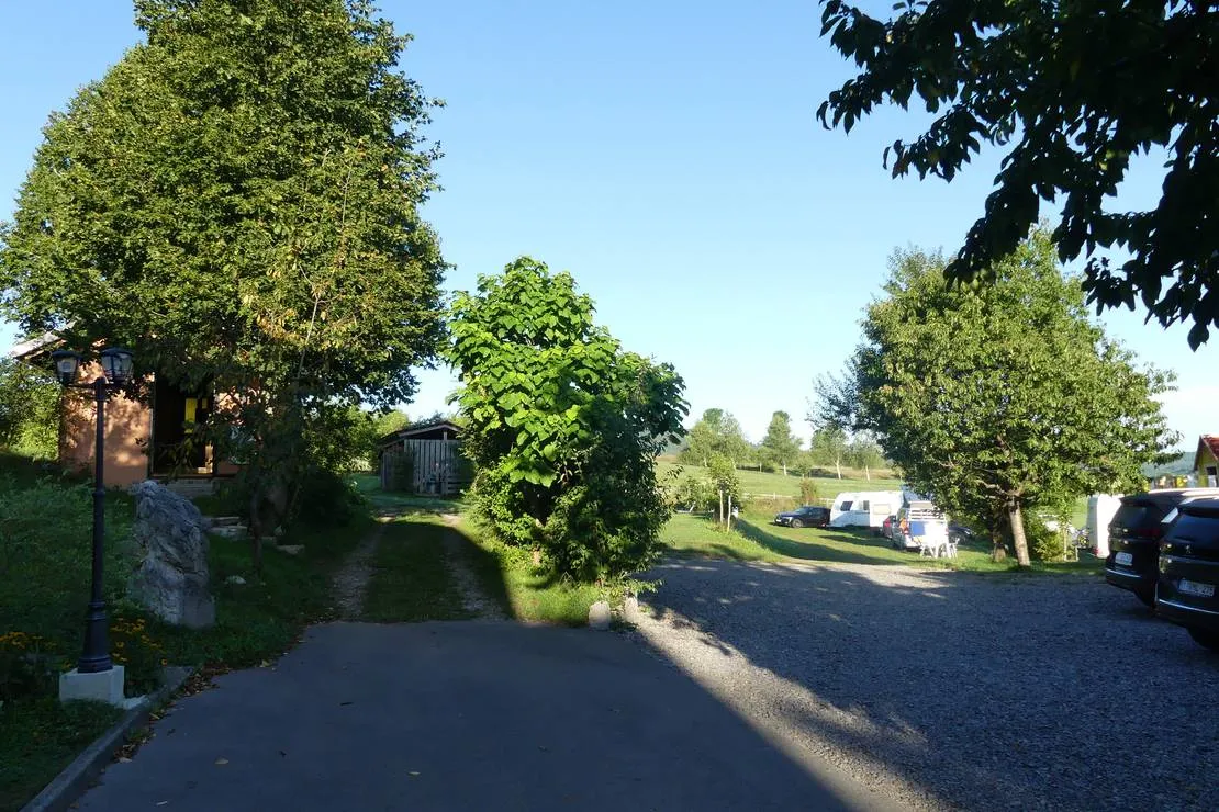camping-na-meji-pivka-wae7j