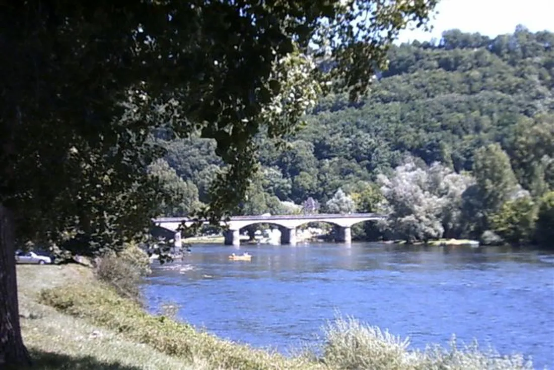 verte-rive-la-roque-gageac-dordogne-y3bxf