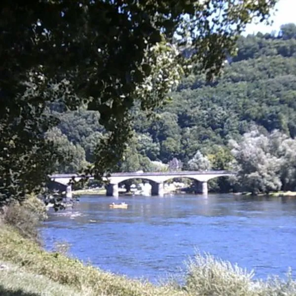 verte-rive-la-roque-gageac-dordogne-y3bxf