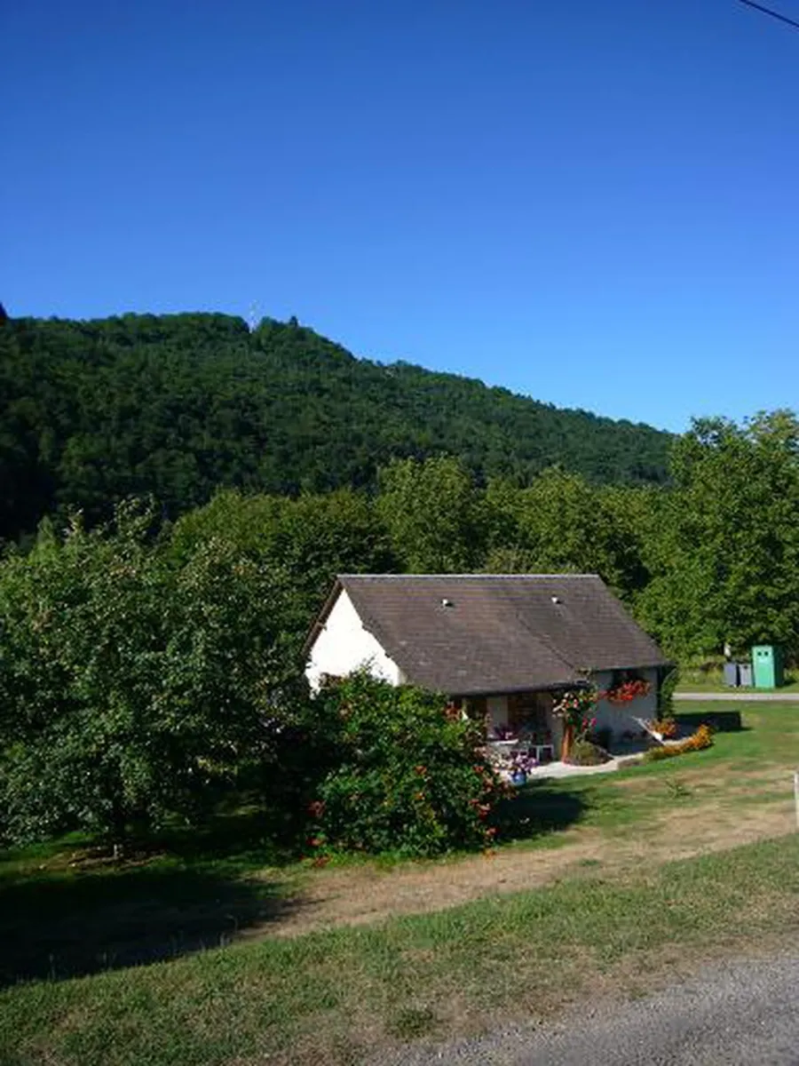 le-vieux-port-monceaux-sur-dordogne-correze-xbsnu