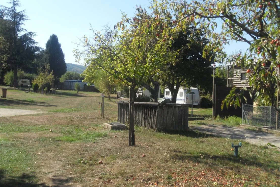 camping-aire-naturelle-de-mont-chardon-oyeu-2ql5s