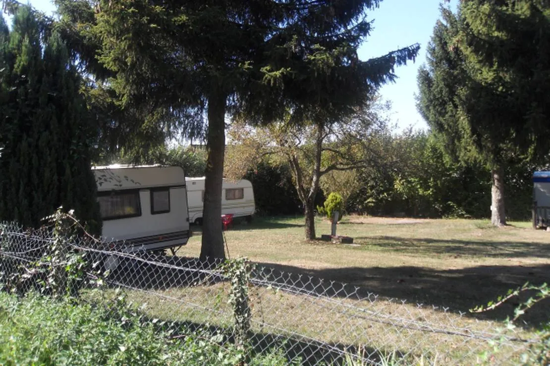 camping-aire-naturelle-de-mont-chardon-oyeu-8asuq