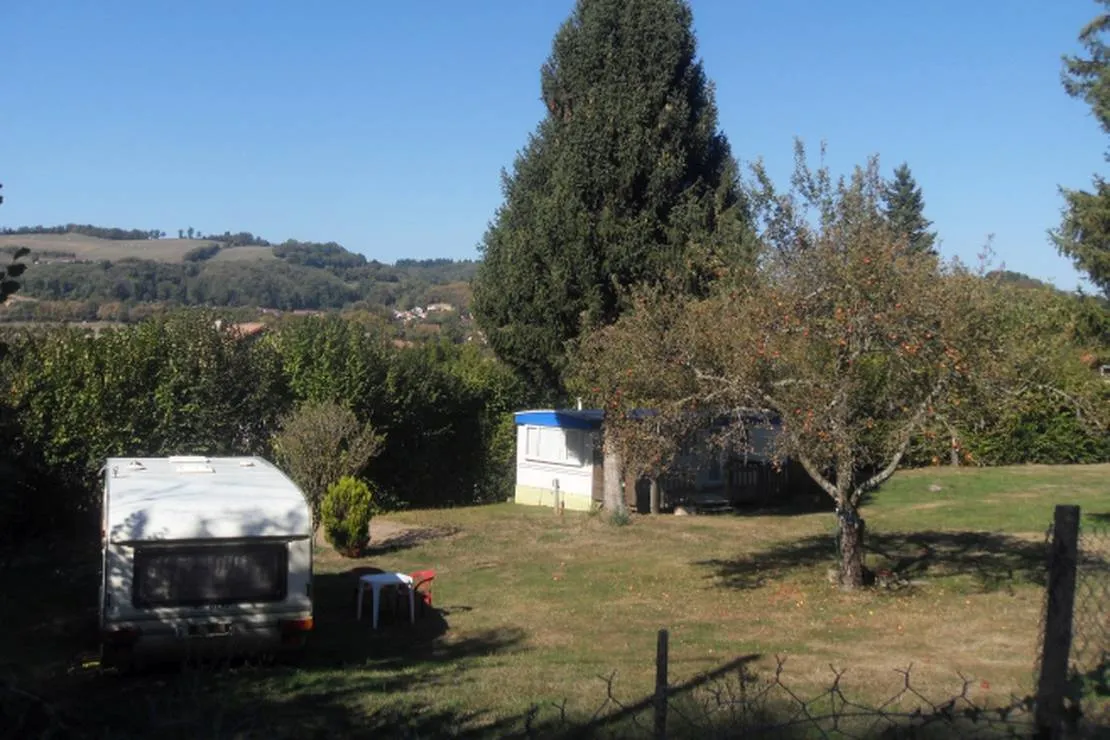 camping-aire-naturelle-de-mont-chardon-oyeu-qucri