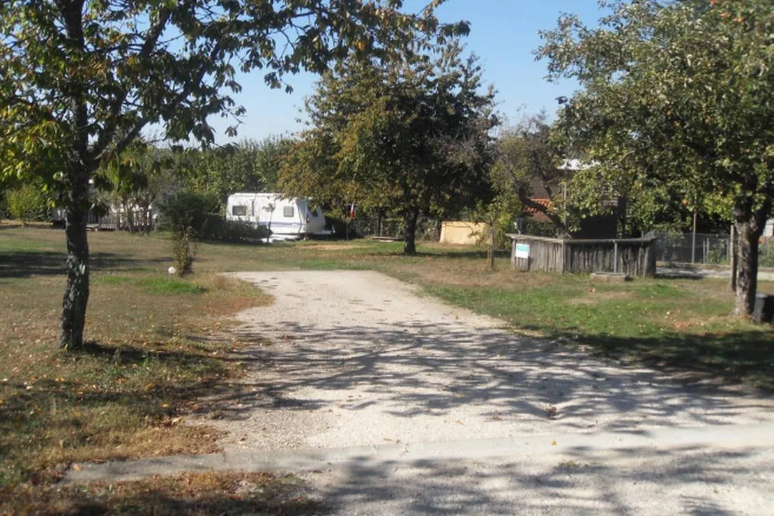 camping-aire-naturelle-de-mont-chardon-oyeu-xoj3g
