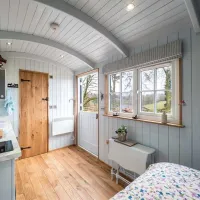 shepherds-crook-hut-macclesfield-0k2mj