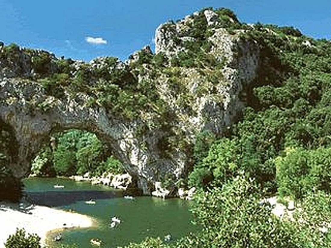 du-midi-vallon-pont-darc-ardeche-0nqcv