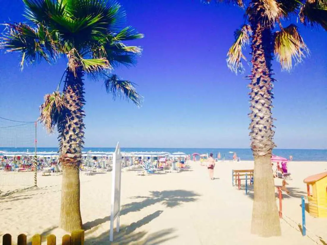 golden-beach-giulianova-zkit0