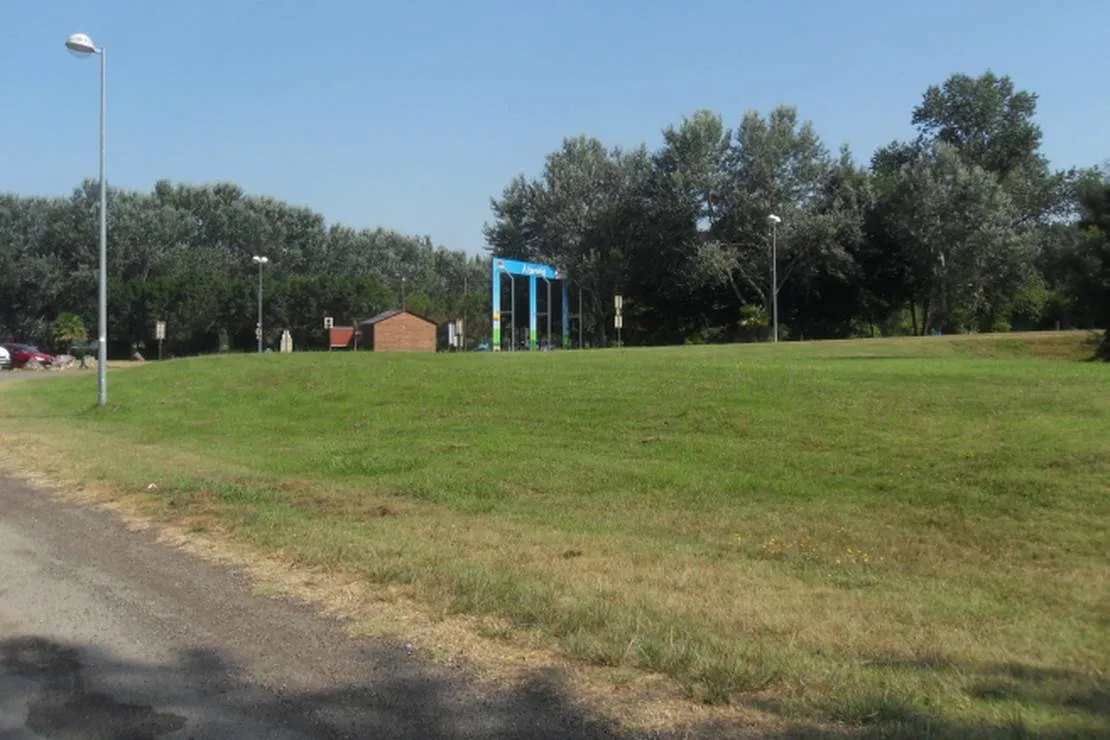camping-le-plan-deau-st-nicolas-de-la-grave-dnjze