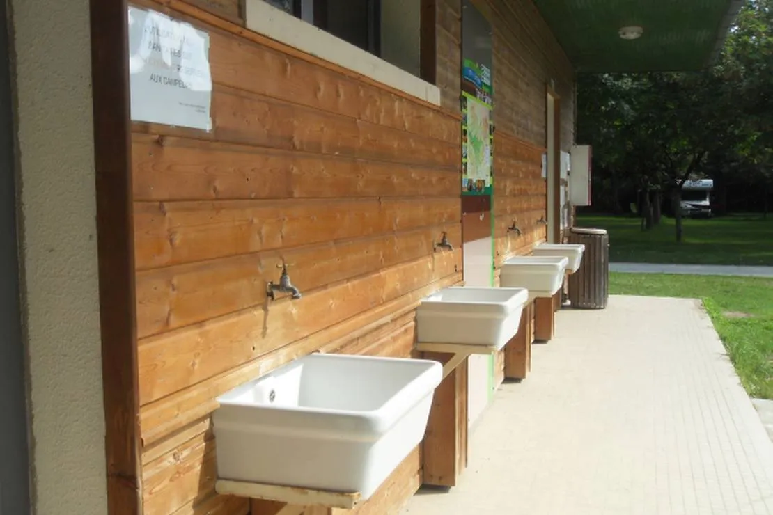 camping-le-plan-deau-st-nicolas-de-la-grave-nwxiu