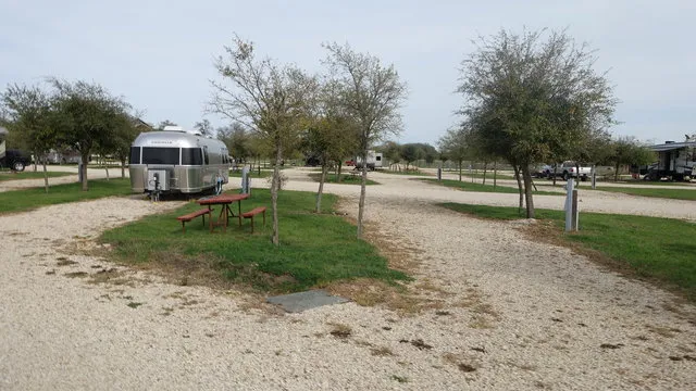 antler-oaks-lodge-bandera-ql2cg