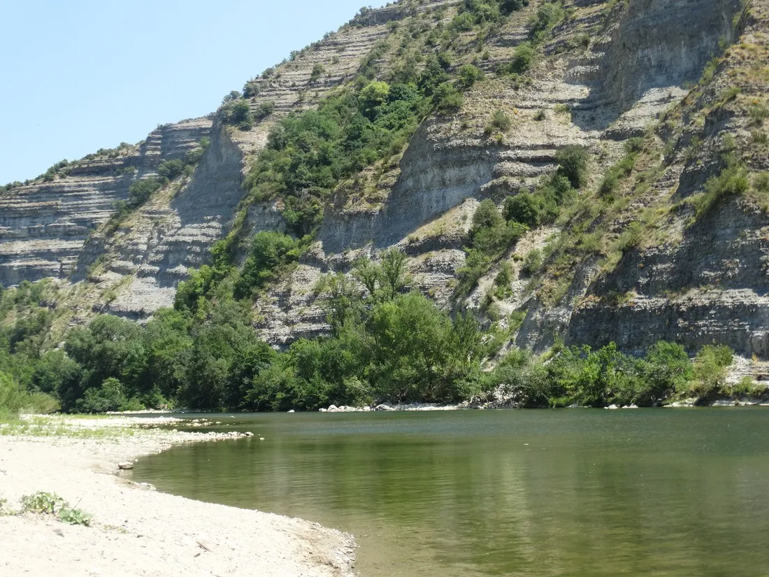 la-grand-terre-ruoms-sampzon-ardegraveche-wrusy