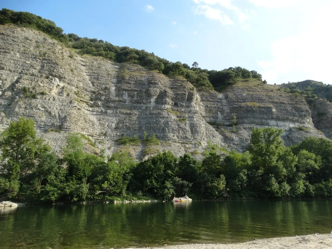 la-grand-terre-ruoms-sampzon-ardegraveche-y7mm3