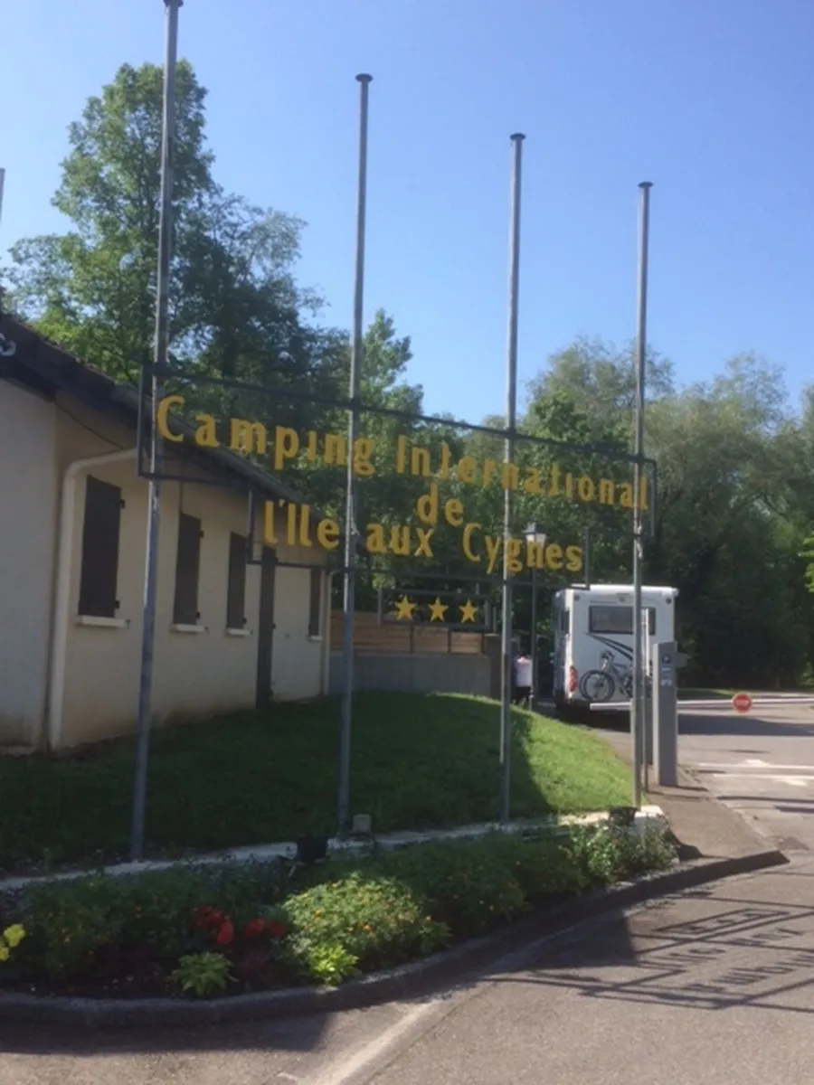 lile-aux-cygnes-le-bourget-du-lac-savoie-qbqxf