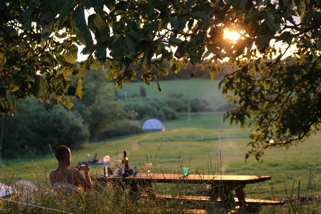 farm-camping-lazy-4p7dy
