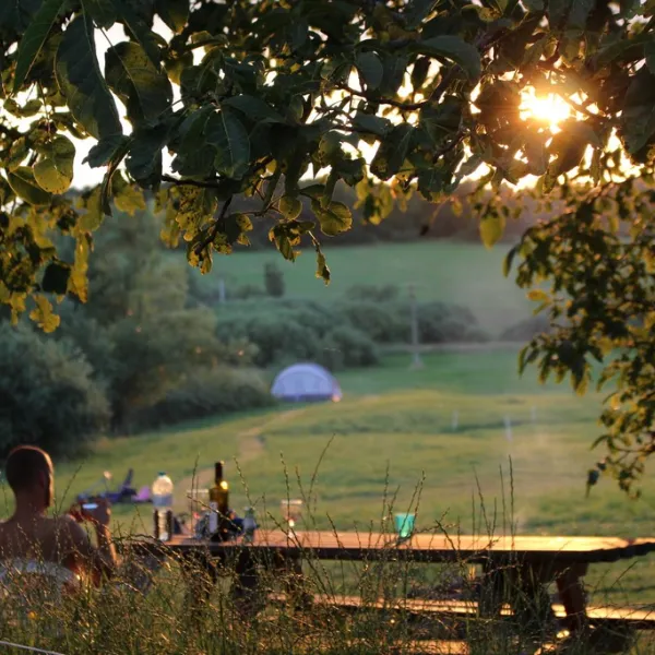 farm-camping-lazy-4p7dy