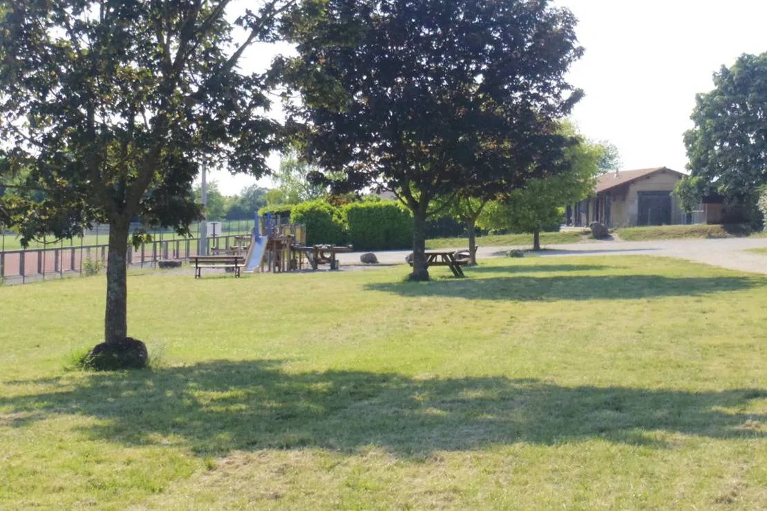 camping-du-val-damby-hieres-sur-amby-m4qyi