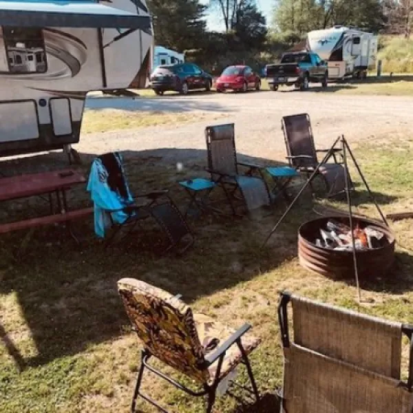 holiday-rv-campground-grass-lake-8kmqm