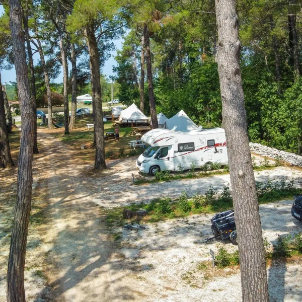 camp-dvor-barban-s0dx7