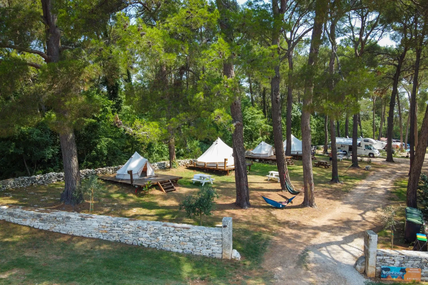 camp-dvor-barban-uemyd