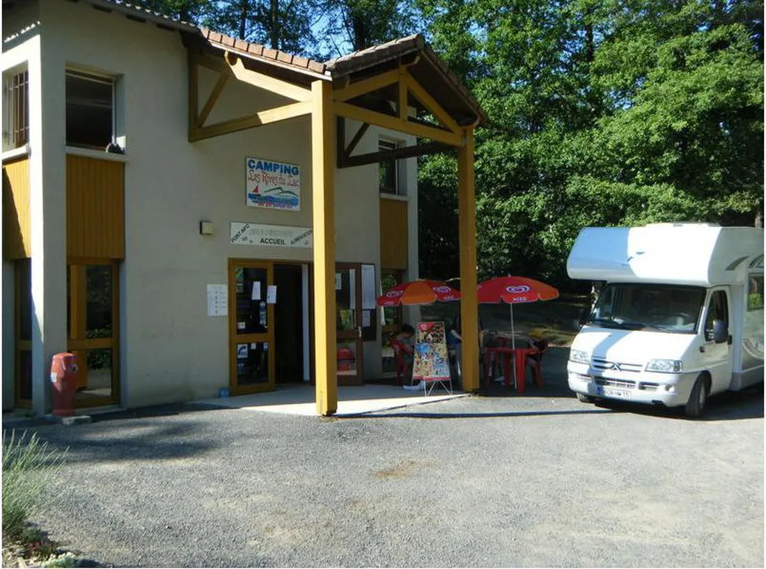 les-rives-du-lac-st-gerons-cantal-i54s3