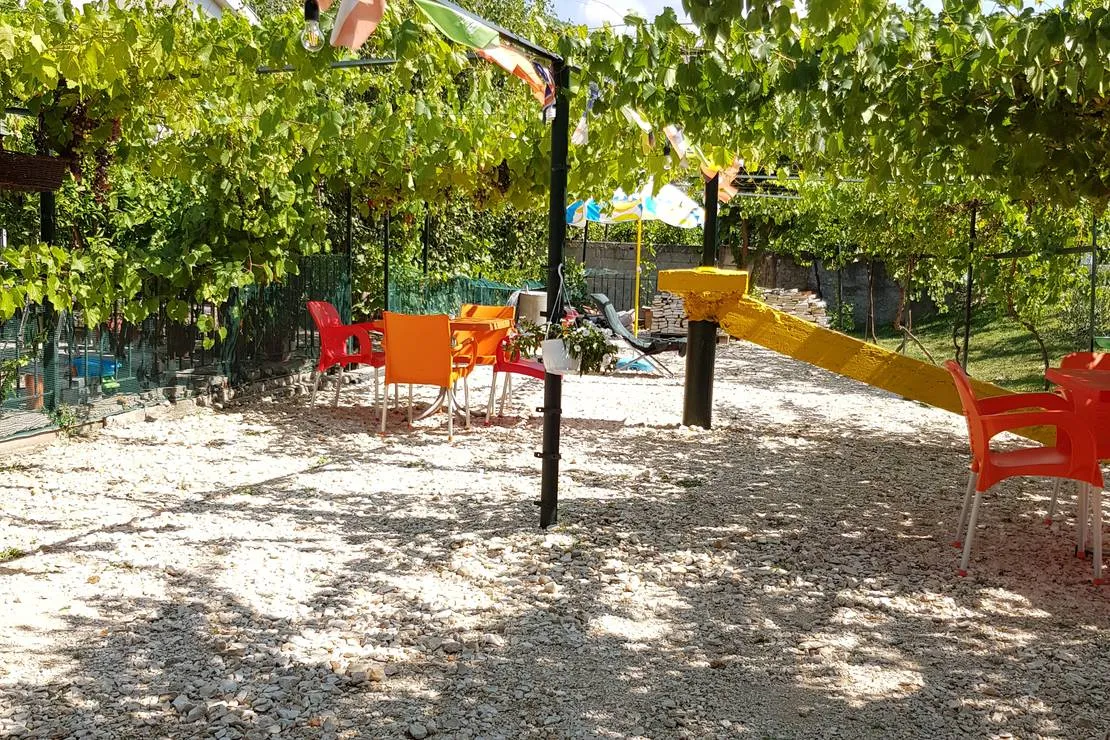 river-side-camping-berat-yec5g