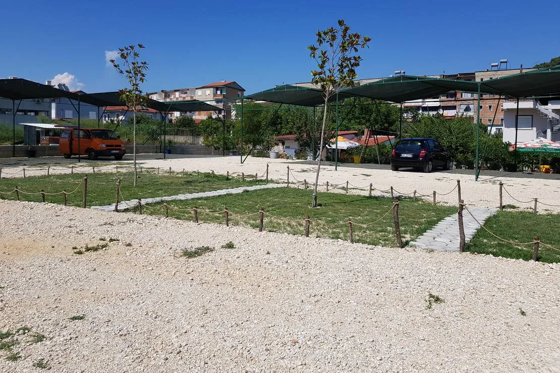 river-side-camping-berat-yjwmx