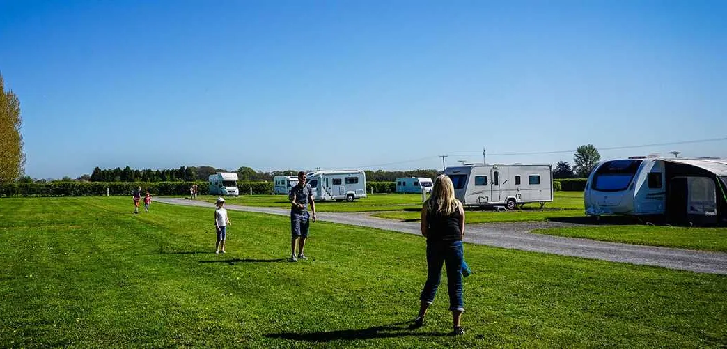 sunnydale-farm-camping-southampton-dlly8